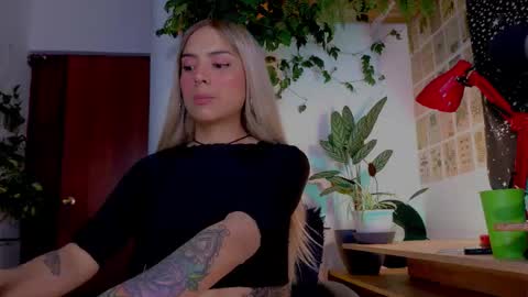 yeriawaddell  online show from November 24, 1:08 am