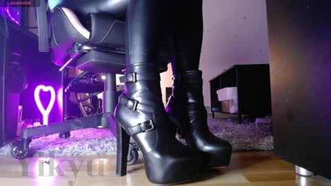 Yikuwu online show from January 31, 5:42 pm