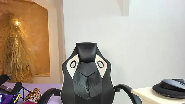 shenielxx online show from February 27, 1:17 pm