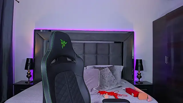 Emmilysantibanez online show from February 19, 2:46 pm