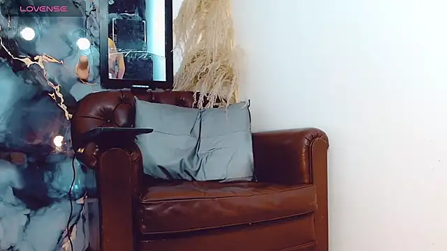 khiara moretti online show from October 15, 11:54 am