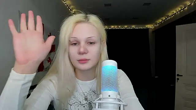 Snapshot of sashakiss99 chatting on March 1, 3:05 pm sashakiss99 online show from March 1, 3:05 pm