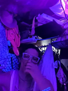 gurlnips online show from April 6, 1:55 pm