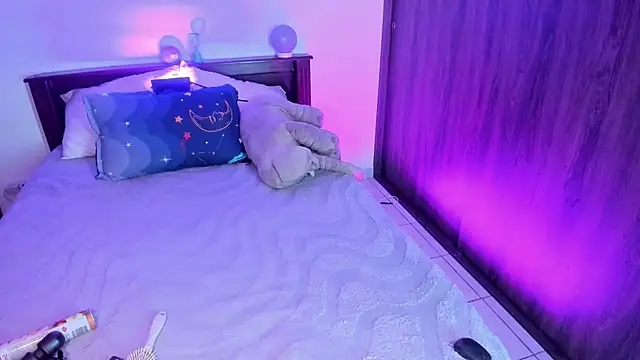 Flora Minx online show from October 22, 8:00 pm