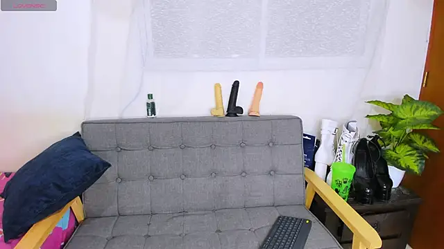 zou quira online show from November 25, 3:41 am