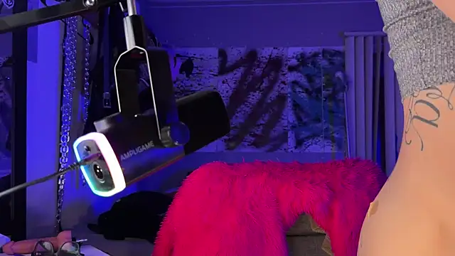 xoFrankie online show from April 7, 4:57 am