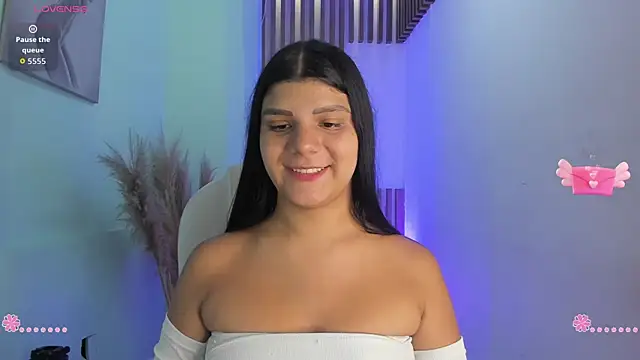 PauliinaBelle  online show from December 5, 1:50 pm