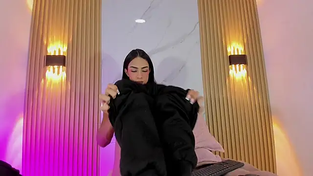 Valentinaliux  online show from April 15, 12:10 pm