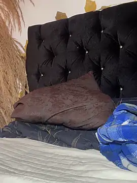 SiaraRealist online show from April 12, 7:28 pm