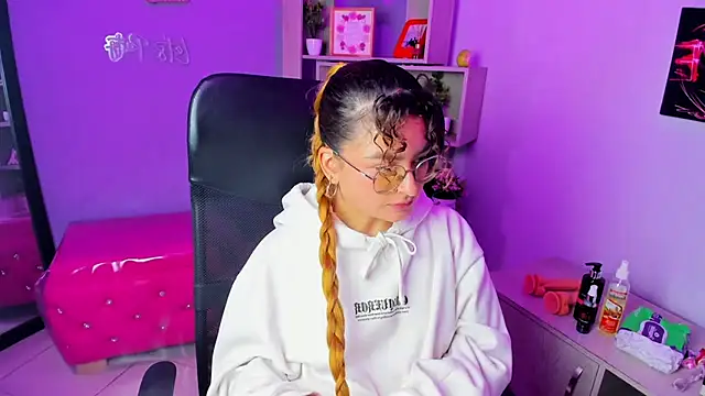 EmiliRouse  online show from November 22, 1:51 am