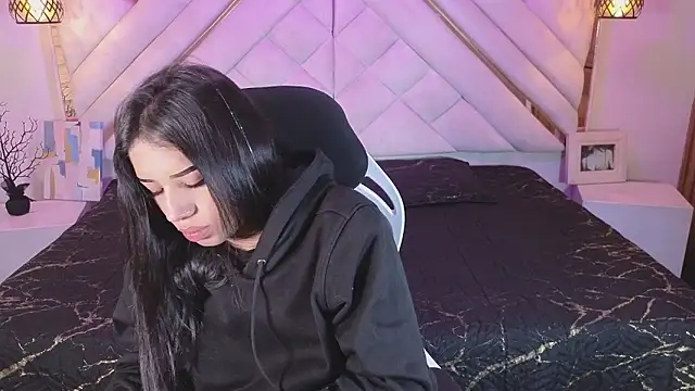 zoevg online show from March 28, 1:02 pm