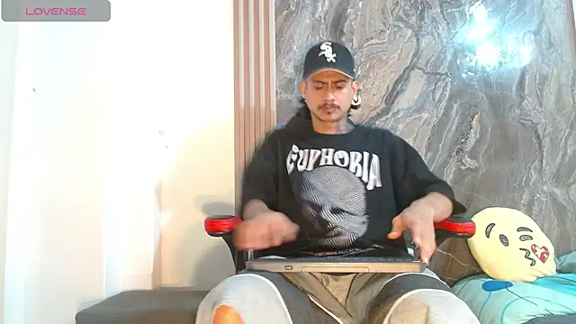 Damian-and-Camerum online show from April 15, 2:39 am