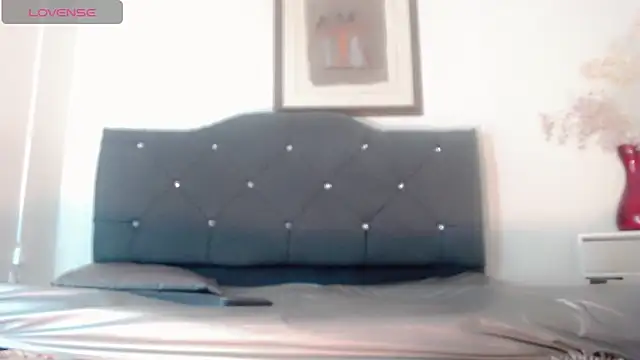 suzume Mendez online show from March 19, 1:22 pm