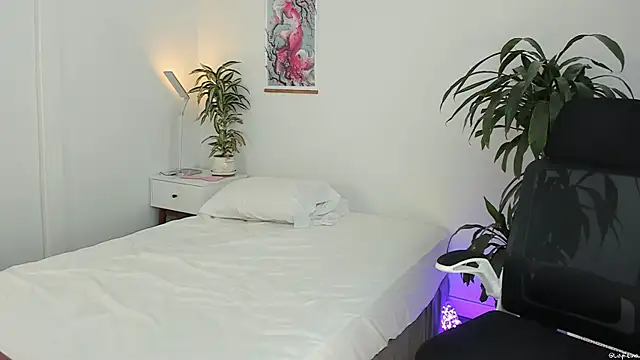 LilyReina online show from March 31, 6:21 pm