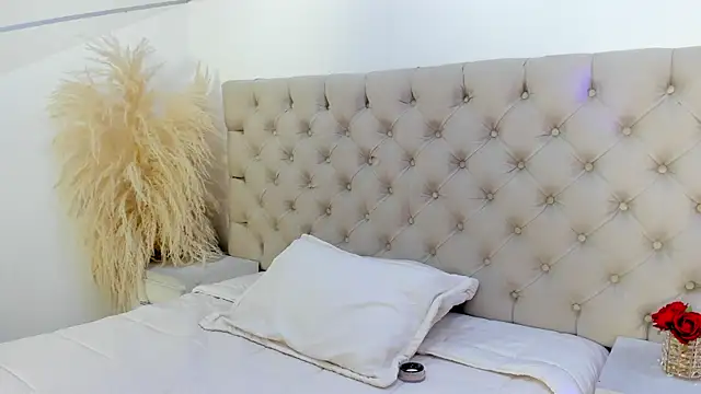 nahomyrusell online show from April 11, 1:26 pm