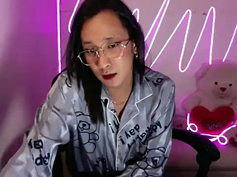 Holley Molley online show from April 12, 5:05 pm