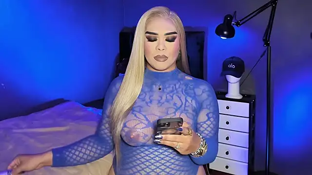 VictoriaEliz online show from May 7, 4:25 pm