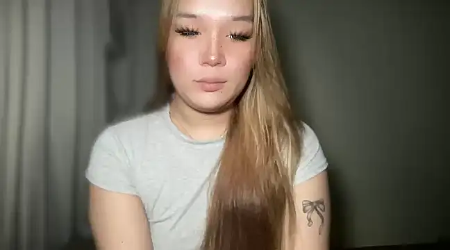 Snapshot of MissCataleyaxxx chatting on December 24, 2:21 am MissCataleyaxxx online show from December 24, 2:21 am