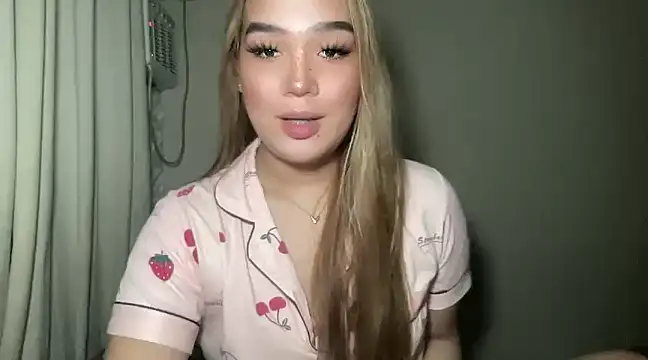 Snapshot of MissCataleyaxxx chatting on December 26, 2:33 am MissCataleyaxxx online show from December 26, 2:33 am