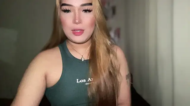 Snapshot of MissCataleyaxxx chatting on March 19, 12:37 am MissCataleyaxxx online show from March 19, 12:37 am