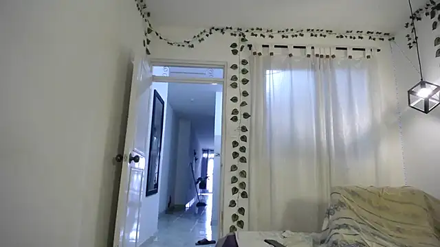 ivonne  hott1 online show from February 7, 9:32 pm