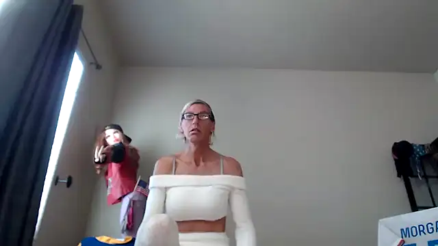 Snapshot of Taylorsexbot chatting on December 2, 8:17 pm Taylorsexbot online show from December 2, 8:17 pm